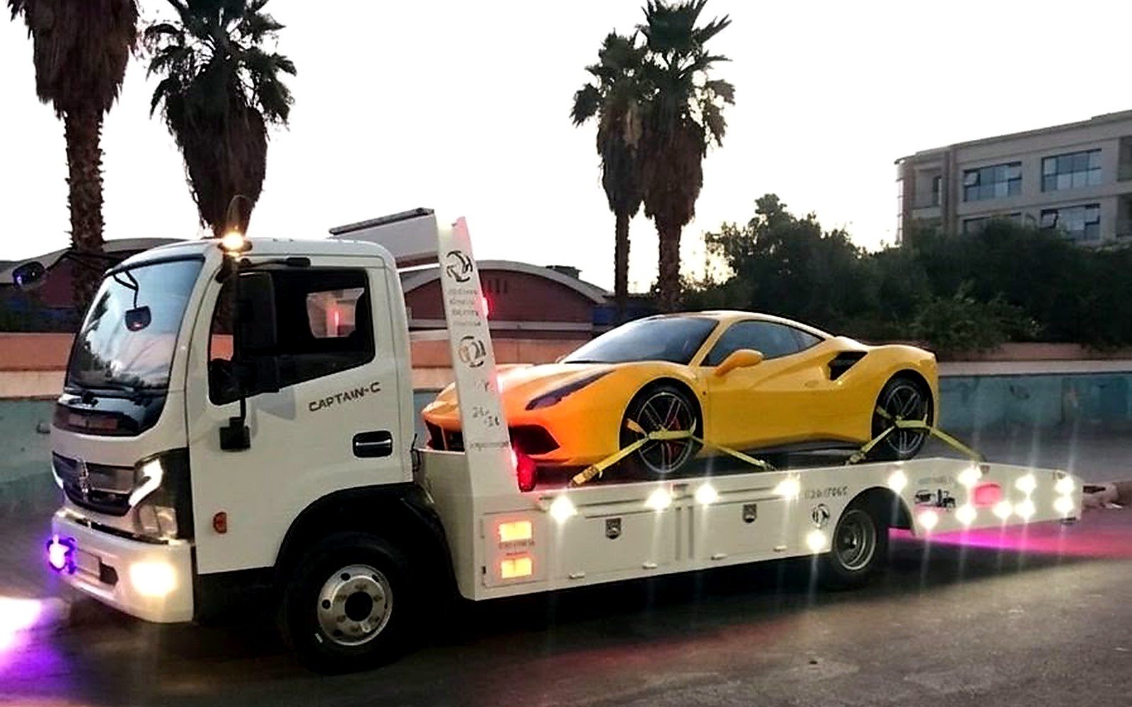 Dépanneuse plateau MHIMDAT transportant une Ferrari à Marrakech